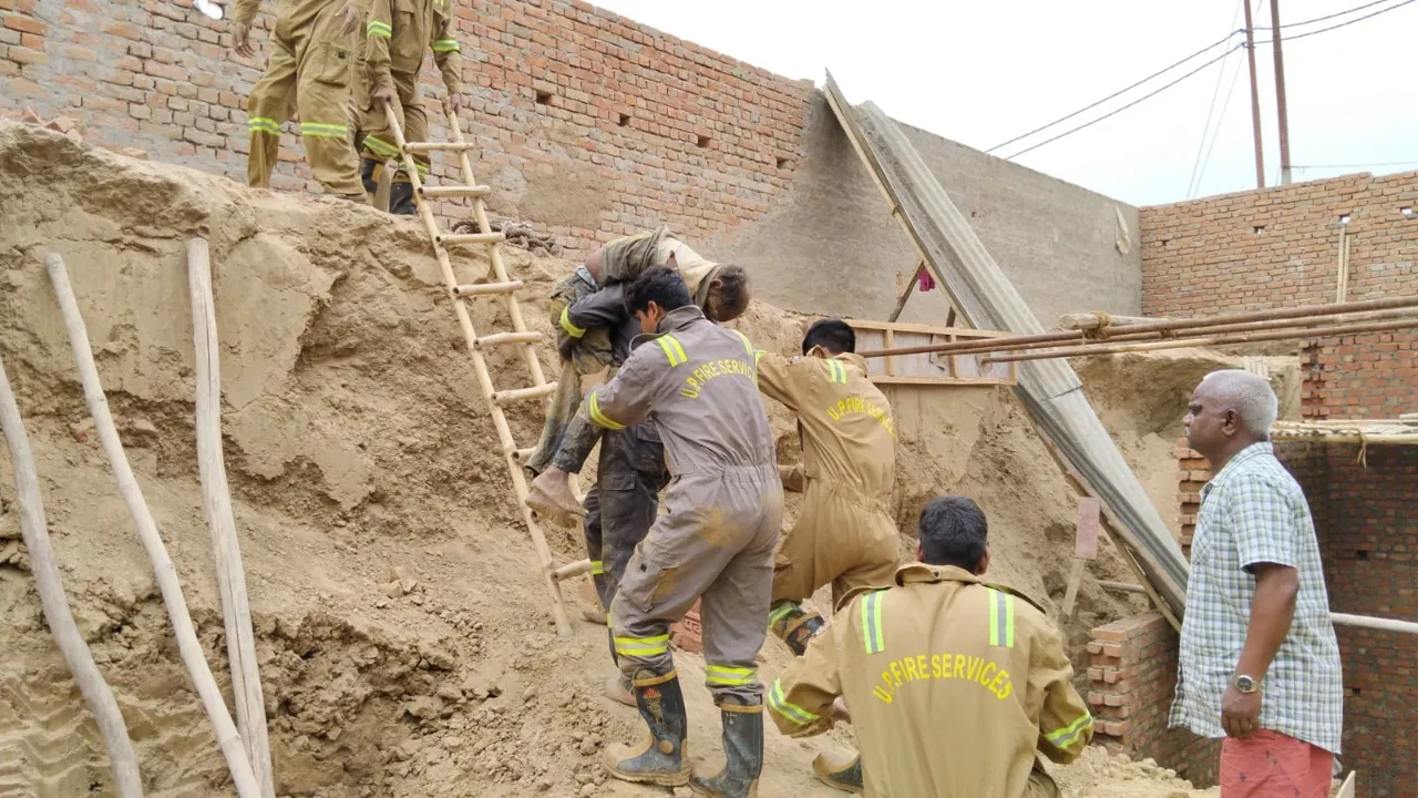 बेसमेंट की खोदाई में मिट्टी धंसने से चार मजदूर दबे, एक की मौत