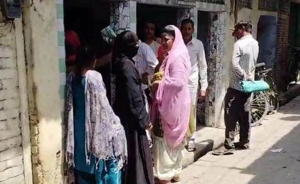 पीलीभीत: वाह रे सिस्टम! गल्ला चाहिए तो 'दबंग' के लिए देना पड़ रहे 50 रुपये...राशन की दुकानों पर हो रही मनमानी