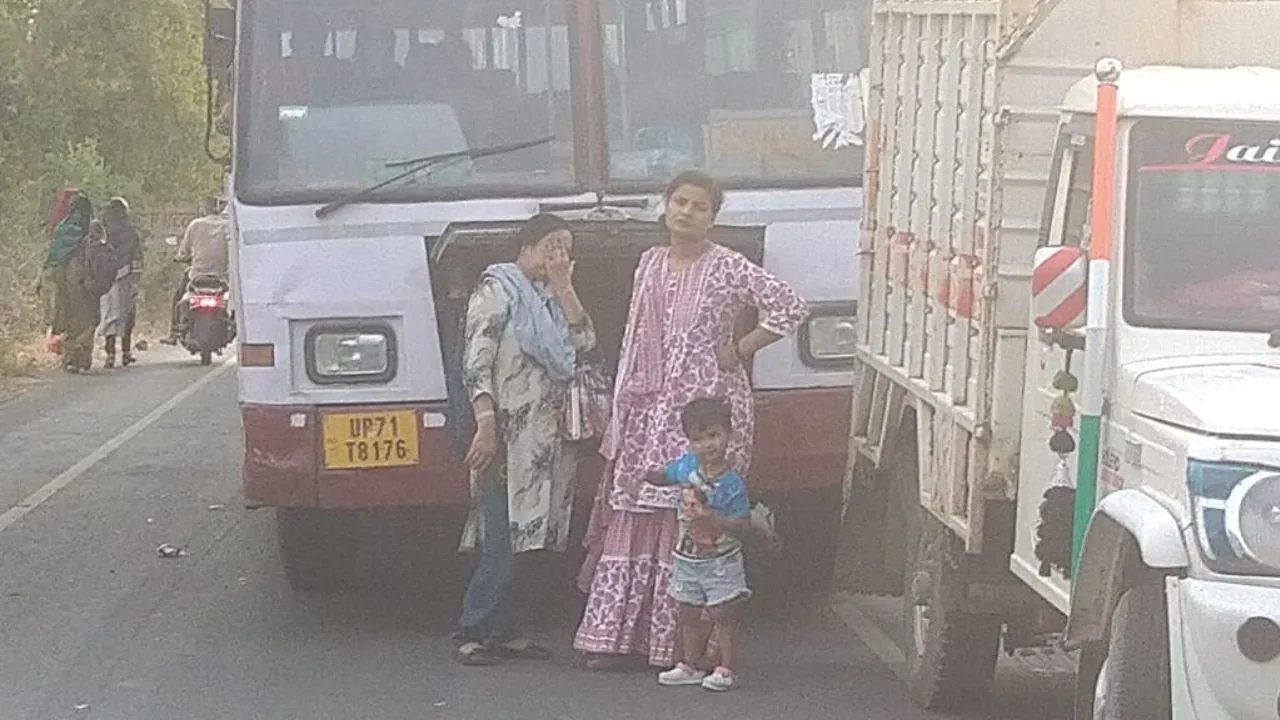 Kanpur News: भट्ठा मजदूर की ईंट निकालते समय दीवार गिरने से मौत, आक्रोशित परिजनों ने घाटमपुर-भोगनीपुर मार्ग किया जाम