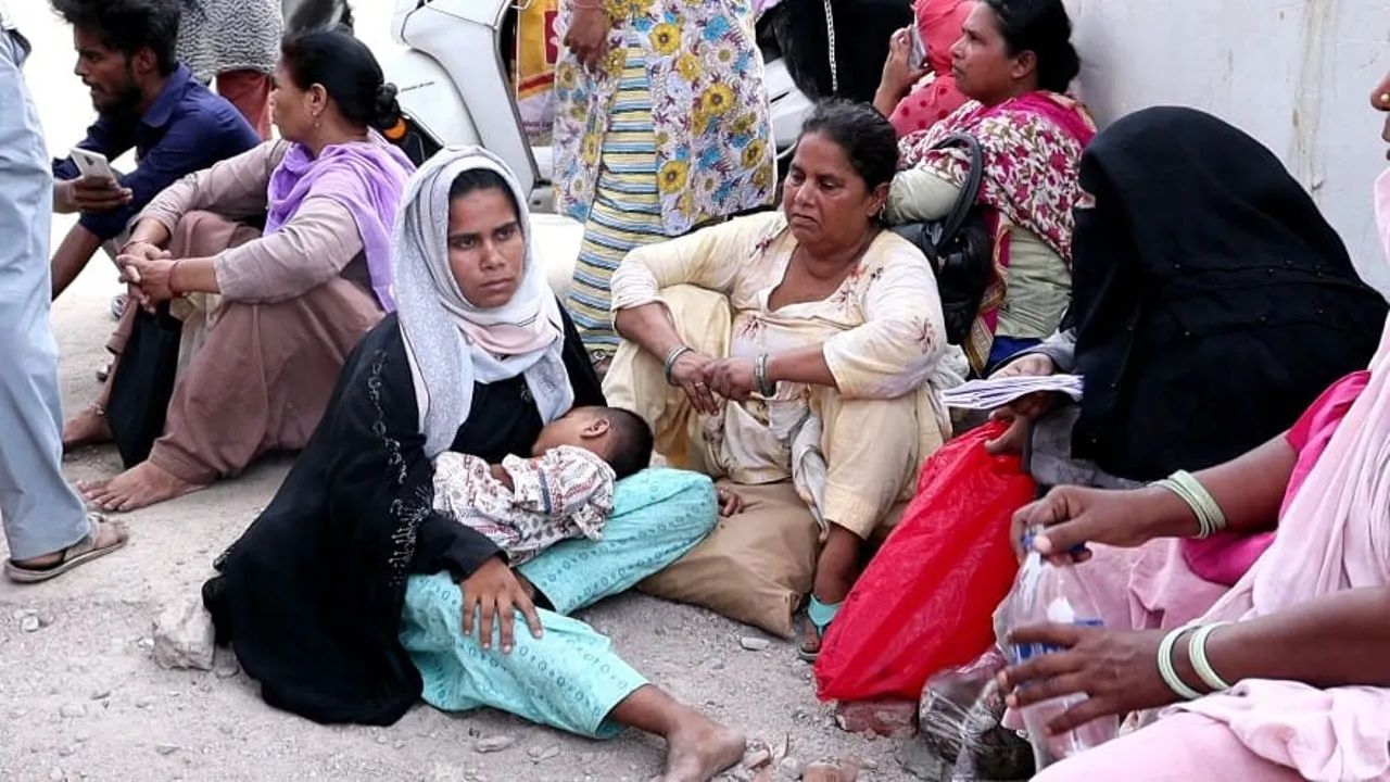 लखनऊ: आशियाना गवां चुके कई परिवारों को अब तक नहीं मिला मकान, सड़कों पर रहने को हुये मजबूर