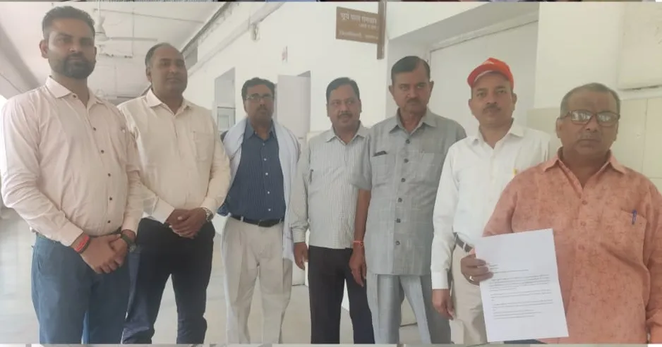 लखनऊ: भारतीय मजदूर संघ ने DM को सौपा ज्ञापन, जानें वजह 