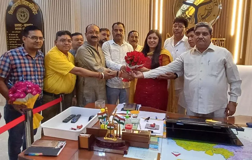 कासगंज: सदर विधायक और भाजपा जिलाध्यक्ष ने नवागत डीएम से की मुलाकात 