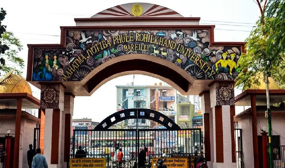 Bareilly News: बीएएमएस के चुनौती मूल्यांकन के लिए प्रदर्शन, छात्रों ने निकाली परीक्षा नियंत्रक की गाड़ी की चाबी 
