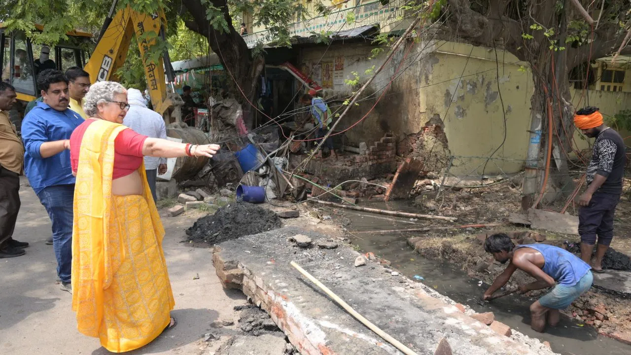 Kanpur: नाले के ऊपर स्वीट हाउस देख चढ़ा मेयर का पारा, जेसीबी बुलाकर तुड़वाया, शहर भर में चला अतिक्रमण हटाने का अभियान