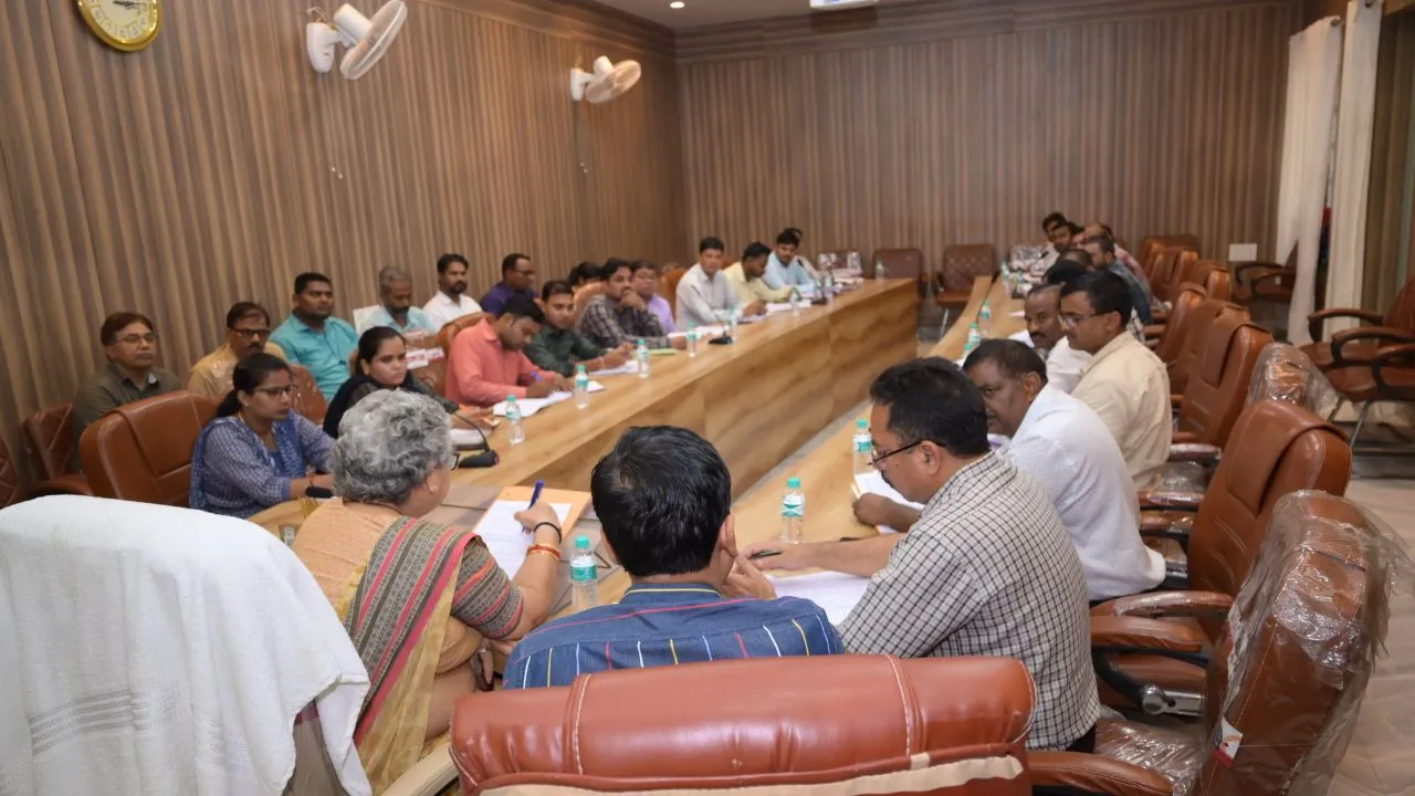 Kanpur: प्राईवेट स्कूल मोटी फीस लेते हैं, वूसला जाए गृहकर...राजस्व वसूली को लेकर महापौर ने अधिकारियों को दिये कड़े निर्देश