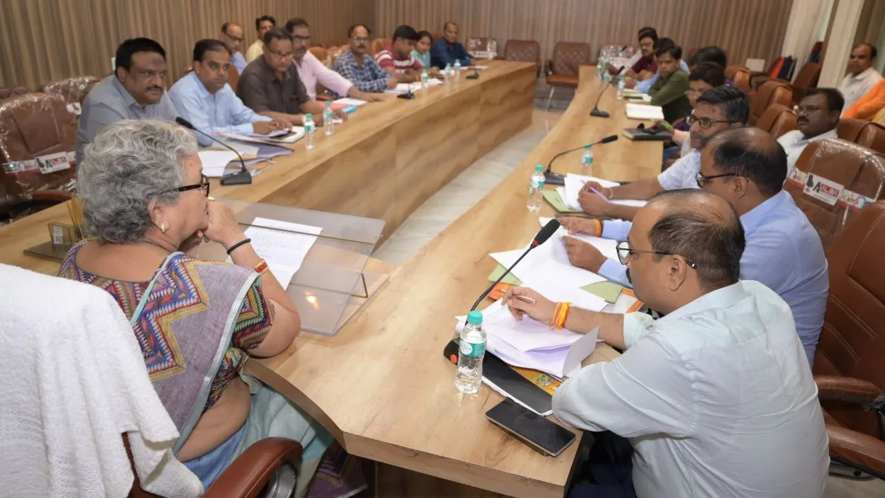 Kanpur: रेलवे पर 120 तो जेड स्क्वायर पर एक करोड़ रुपये से ज्यादा बकाया, महापौर ने की बैठक, राजस्व वसूली की हुई समीक्षा