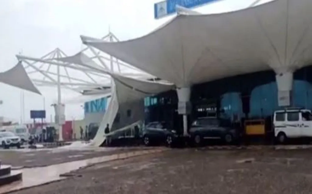 Gujarat: दिल्ली के बाद अब राजकोट एयरपोर्ट पर हादसा, भारी बारिश से गिरी हवाई अड्डे की छत