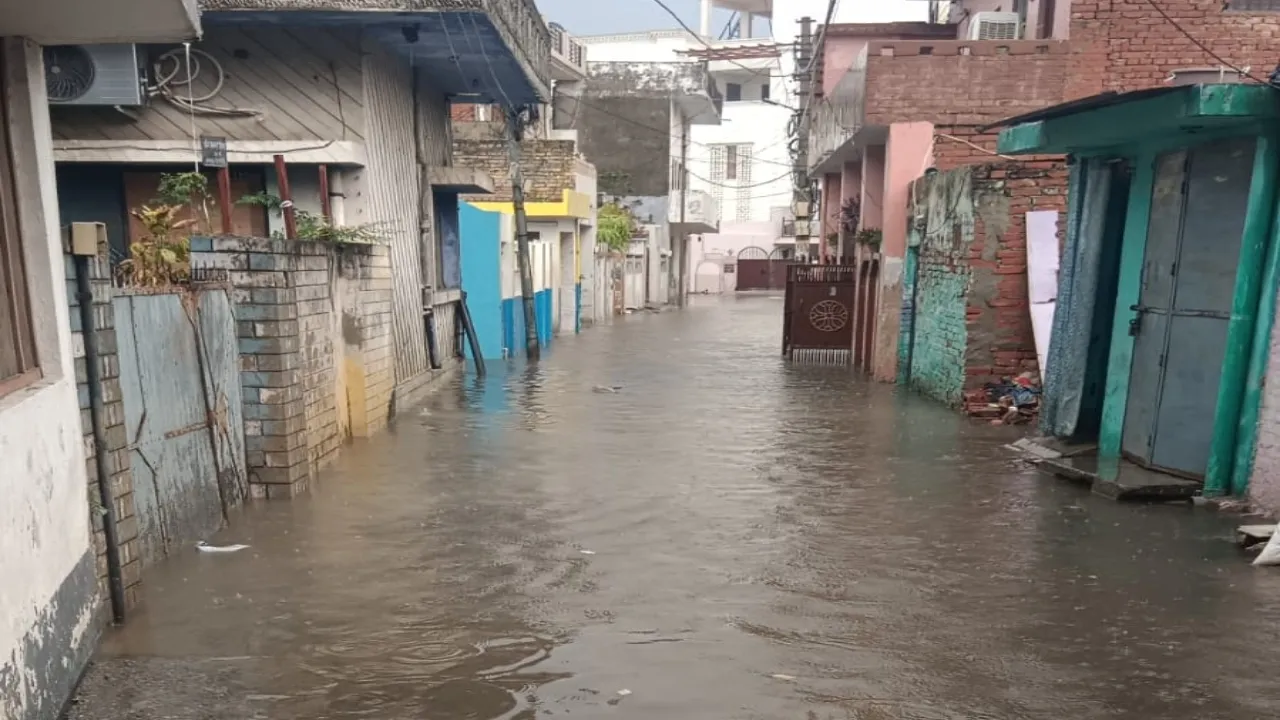 मानसून का आगाज : मूसलाधार बारिश से गलियों में भरने लगा पानी