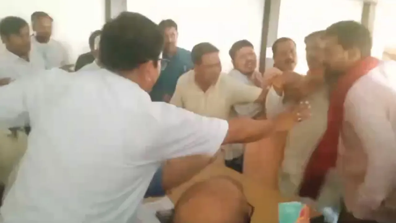 बाराबंकी : प्रधानों व सचिवों की बैठक में हंगामे का वीडियो वायरल, गाली गलौज और हाथापाई तक की आई नौबत