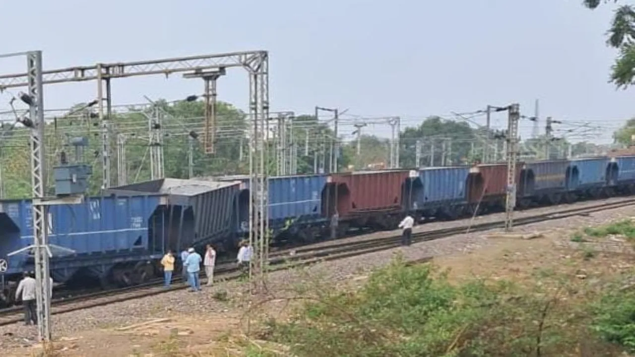 टला हादसा: प्रयागराज के निरंजन यार्ड पर रेलवे ट्रैक से उतरे मालगाड़ी के तीन वैगन,  मची अफरातफरी