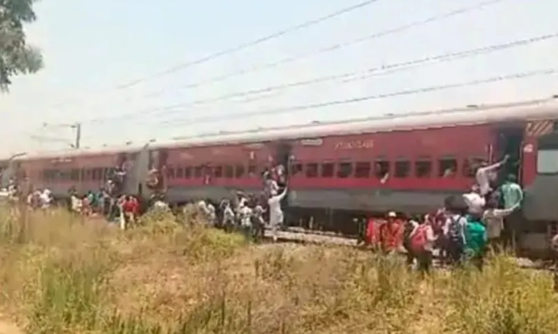 बिजनौर: ट्रेन के पहियों से उठी चिंगारी और धुआं, यात्रियों में मची अफरा-तफरी   