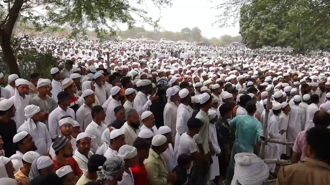 गम और गुस्से के बीच सुपुर्द-ए-खाक हुए मौलाना