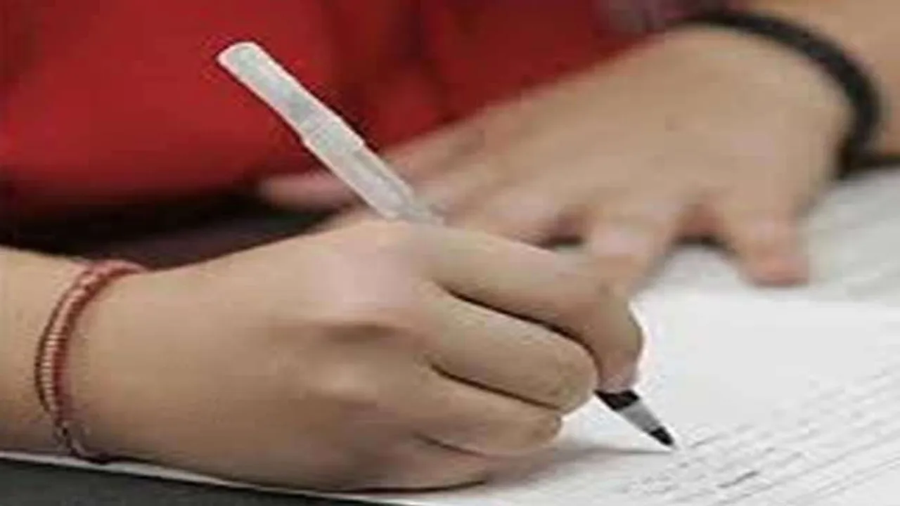 बीएड संयुक्त परीक्षा में भाभी के स्थान परीक्षा देती युवती पकड़ी गई
