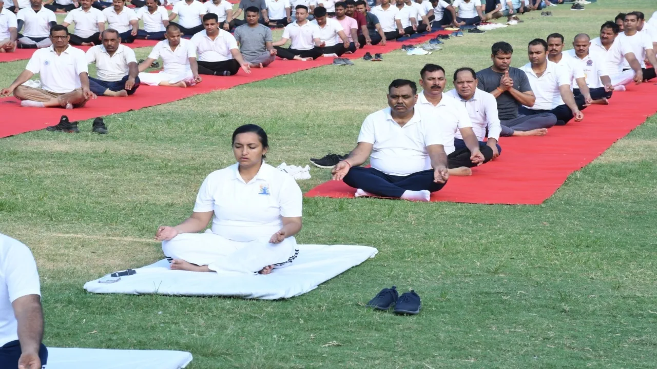 International Yoga Day 2024: आईपीएस अधिकारियों के साथ पुलिसकर्मियों ने किया योगाभ्यास 