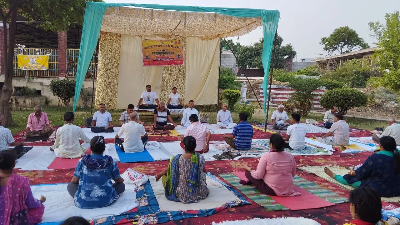 बाराबंकी : ताड़ासन, अर्धचक्रासन और किया प्राणयाम
