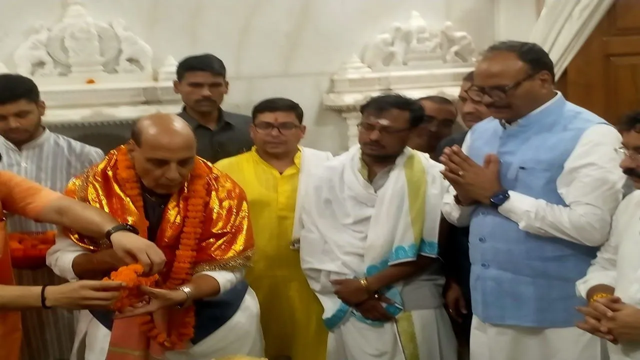 रक्षामंत्री राजनाथ सिंह पहुंचे लखनऊ, कहा- हम सरकार बनाने के लिए नहीं करते राजनीति