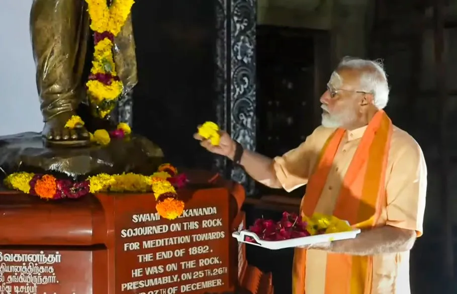 पीएम मोदी ने कन्याकुमारी में तीसरे दिन ध्यान साधना की शुरू, स्वामी विवेकानंद की प्रतिमा पर पुष्पांजलि की अर्पित 