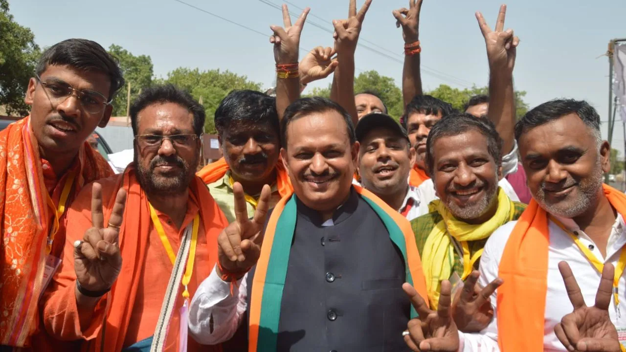 Kanpur: 20 हजार वोटों से मिली BJP प्रत्याशी रमेश अवस्थी को जीत, अंत तक मतगणना स्थल पर डंटे रहे सपा और कांग्रेस कार्यकर्ता 