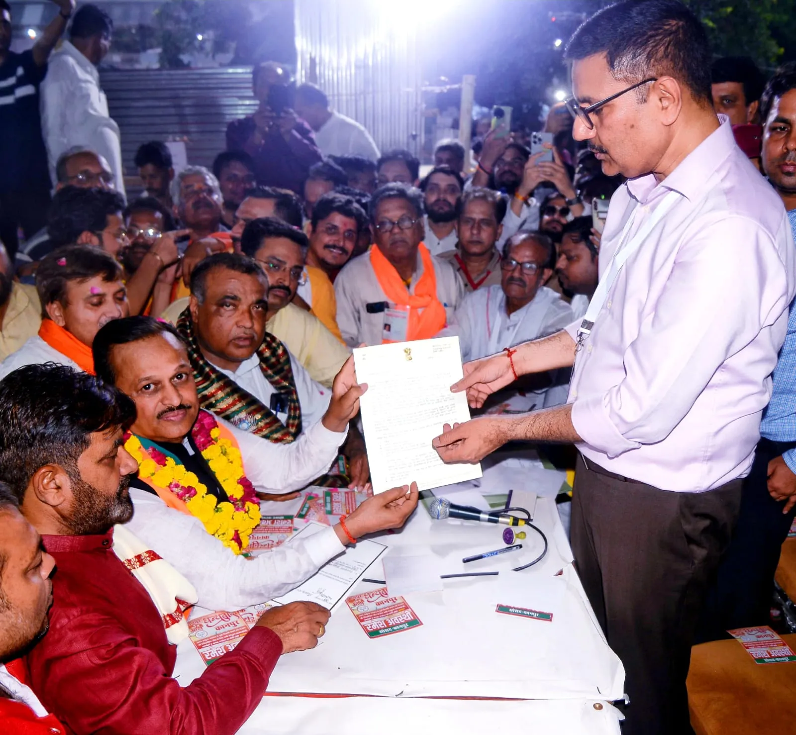 Kanpur: पहले राउंड से ही बढ़त बनाए रहे रमेश, बीच-बीच में कांग्रेस के आगे होने पर मायूस होते रहे कार्यकर्ता 