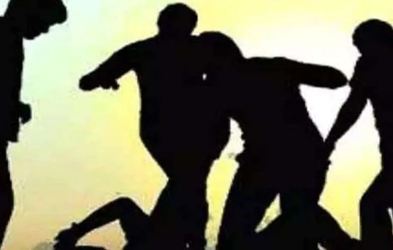 बदायूं: ई-रिक्शा से लग रहा था जाम, बाइक सवार ने टोका तो कर दी मारपीट