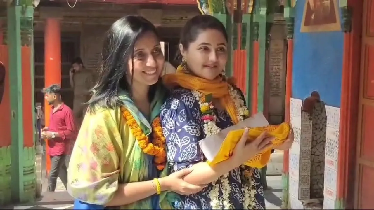 अयोध्या : अभिनेत्री रश्मि ने किए रामलला के दर्शन, कतार में लगकर बजरंगबली का लिया आशीर्वाद