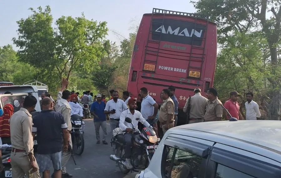 लखीमपुर-खीरी: नेपाल सीमा से दिल्ली जा रही डबल डेकर बस अनियंत्रित होकर खाई में पहुंची, कई यात्री घायल 