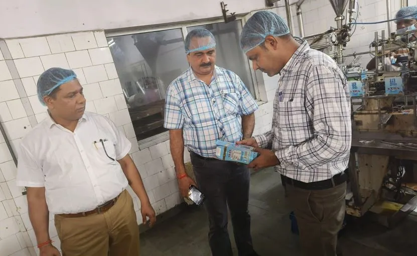 कासगंज: नोवा फैक्ट्री में खाद्य सुरक्षा औषधि प्रशासन विभाग ने की छापेमारी, मचा हड़कंप 