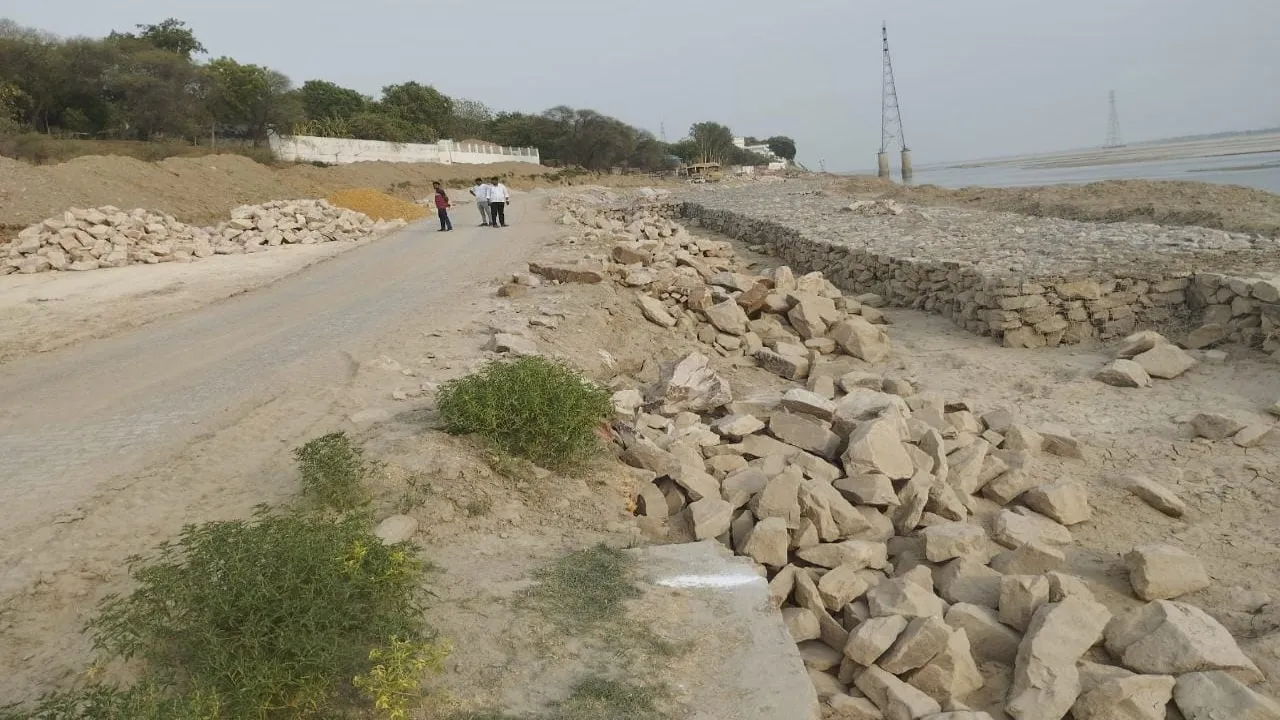 बाढ़ से भी मिलेगी राहत : झूंसी में गंगा तट पर बन रहे रिवर फ्रंट के कार्य में आई तेजी