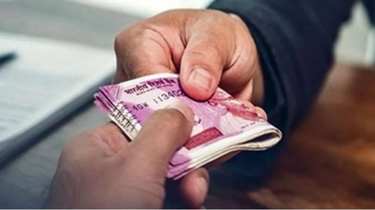 Mahoba: एंटी करप्शन टीम ने लेखपाल को रिश्वत लेते रंगे हाथों पकड़ा, 10 हजार रुपये किये बरामद, मुकदमा दर्ज