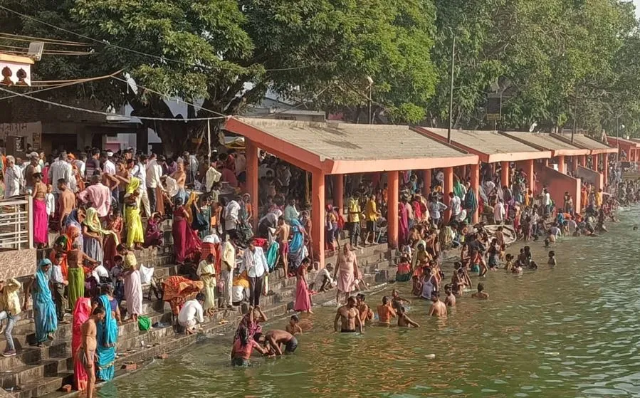  कासगंज: गंगा दशहरा पर हर-हर गंगे के जयकारों से गूंजे गंगाघाट, लाखों की संख्या में श्रद्धालुओं ने लगाई आस्था की डुबकी