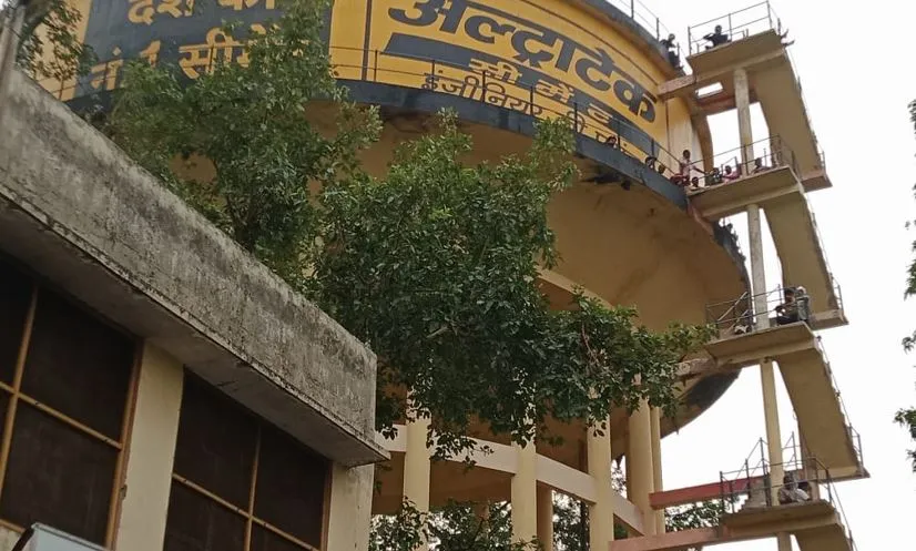 लखीमपुर-खीरी: जमीन अधिग्रहण करने के विरोध में पानी की टंकी पर चढ़े सैकड़ों ग्रामीण, जमकर की नारेबाजी