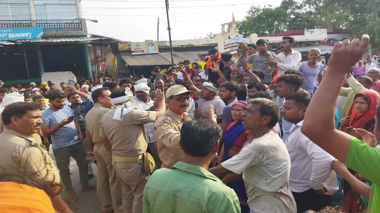 प्रतापगढ़ : हाईवे जामकर पुलिस से की अभद्रता,लाठीचार्ज