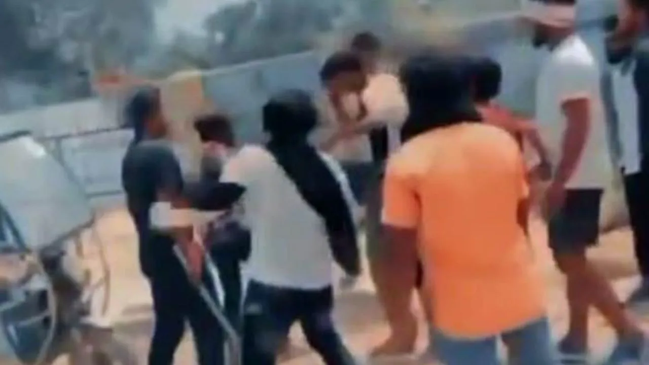 Fatehpur: बेखौफ दबंगों ने युवक को लात-घूंसों और डंडों से पीटा, रील बनाकर सोशल मीडिया में की वायरल, जांच में जुटी पुलिस