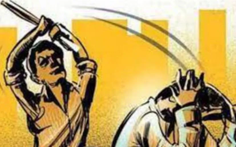 मुरादाबाद: फाइनेंसर को नंगा कर पेड़ से बांध लाठियों से पीटा, वीडियो वायरल