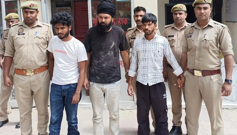 रामपुर: एकांत में बने मकान में नकली शराब बनाते तीन गिरफ्तार, दो फरार