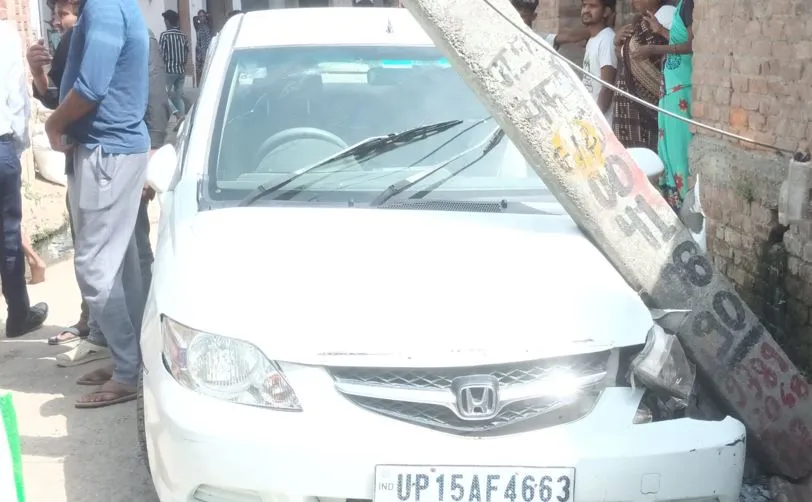 बरेली: अनियंत्रित होकर बिजली पोल से टकराई कार, बड़ा हादसा होने से टला 