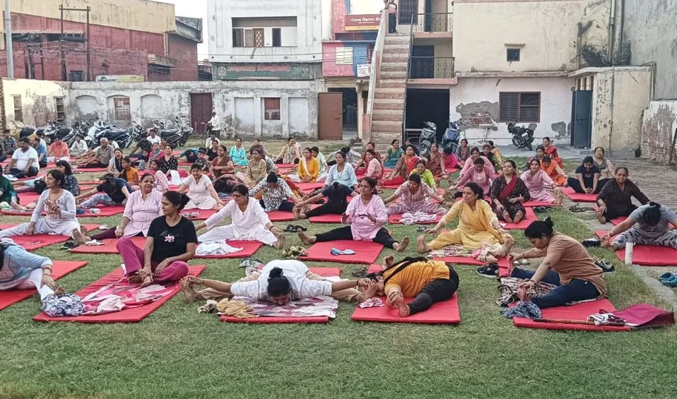 कासगंज: निरोगी रहने के लिए सैकड़ों ने किया योगाभ्यास 