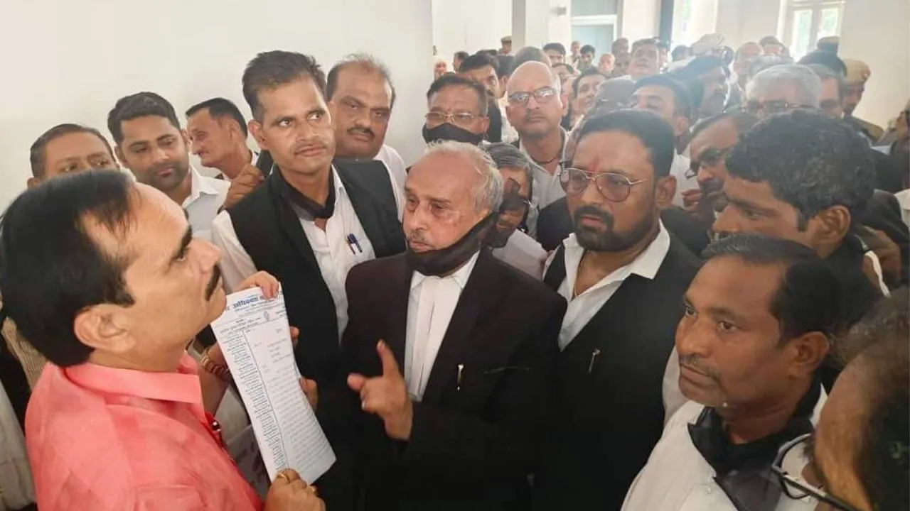 Banda: मुंह पर काली पट्‌टी बांधकर अधिवक्ताओं ने निकाला पैदल जुलूस, आयुक्त को सौंपा ज्ञापन, उठा रहे यह मांग...