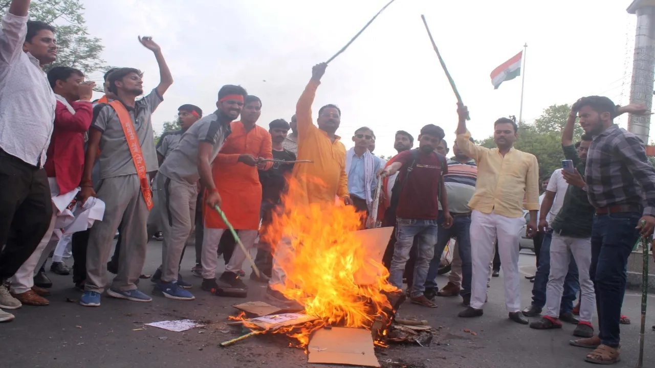 आतंकवाद पर हल्लाबोल : विहिप और बजरंग दल ने फूंका आतंकियों का पुतला