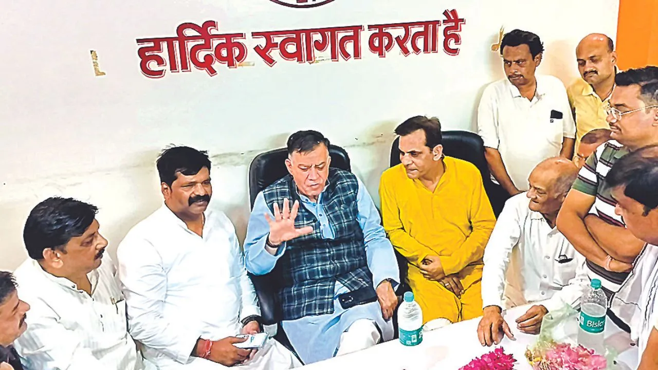 Kanpur: व्यापारियों से मिले विधानसभा अध्यक्ष सतीश महाना, बोले- कांप्लेक्स से नहीं उजड़ेंगे व्यापारी, हितों को देंगे प्राथमिकता