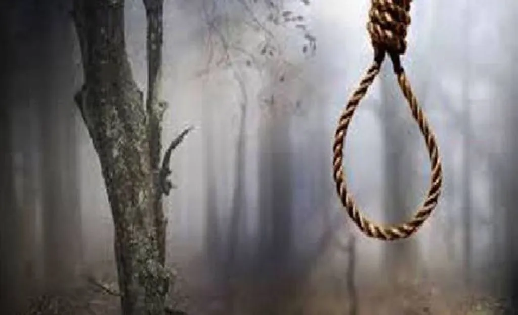 बरेली: शीशम के पेड़ पर लटका मिला युवक का शव, तफ्तीश में जुटी पुलिस 