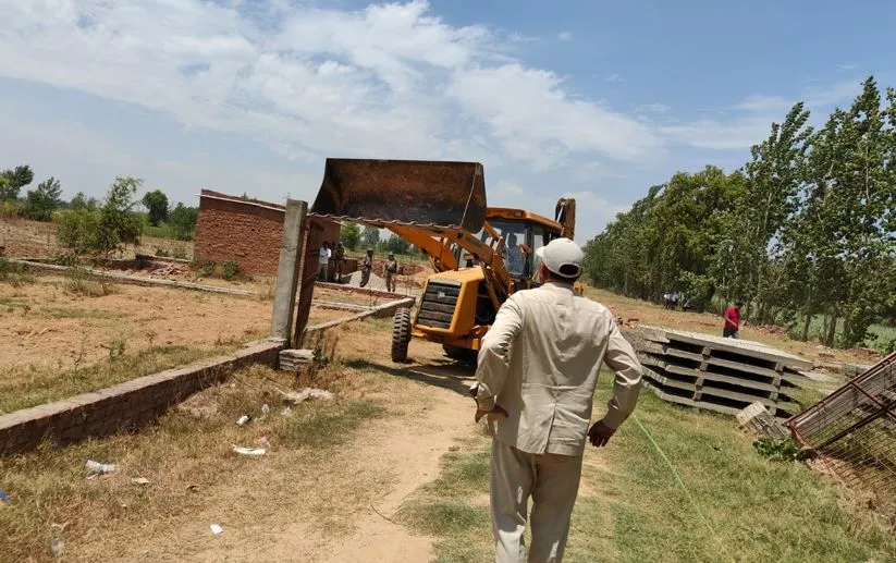 Bareilly News: 54 बीघा में बन रहीं चार अवैध कॉलोनियों पर चला बुलडोजर