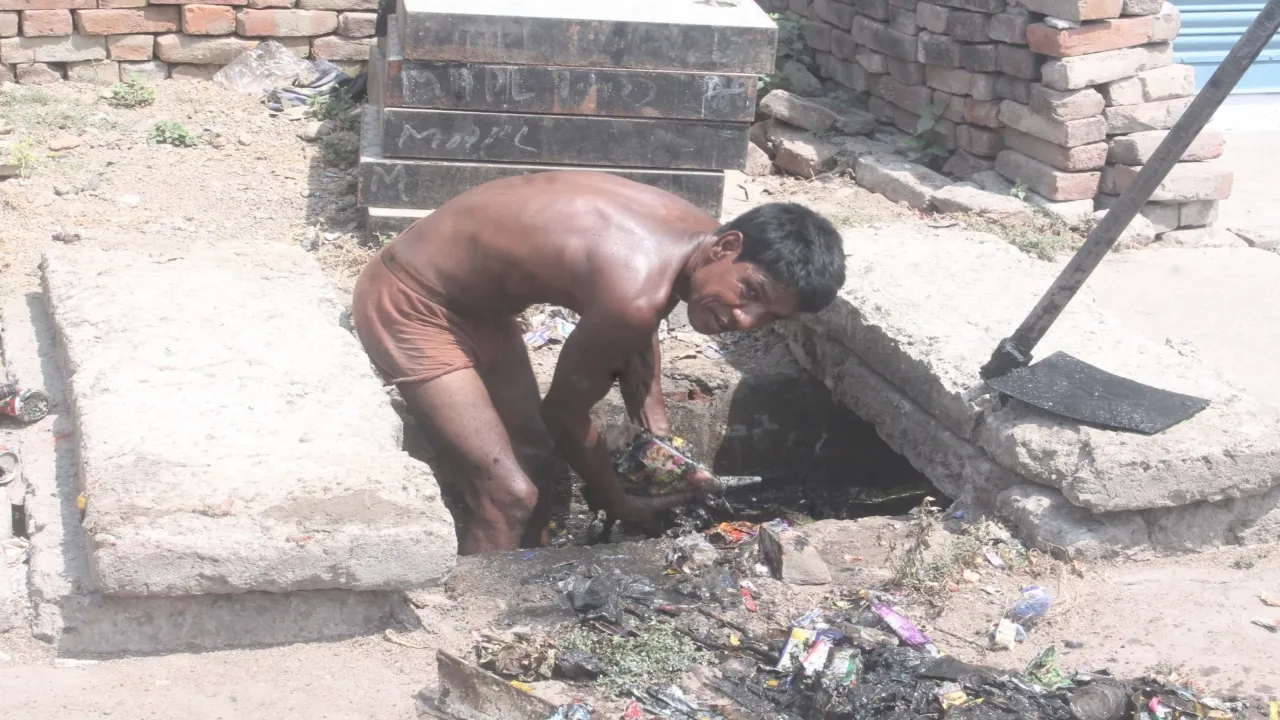 बाराबंकी : बिना सुरक्षा किट नाले में उतारे जा रहे सफाई कर्मी