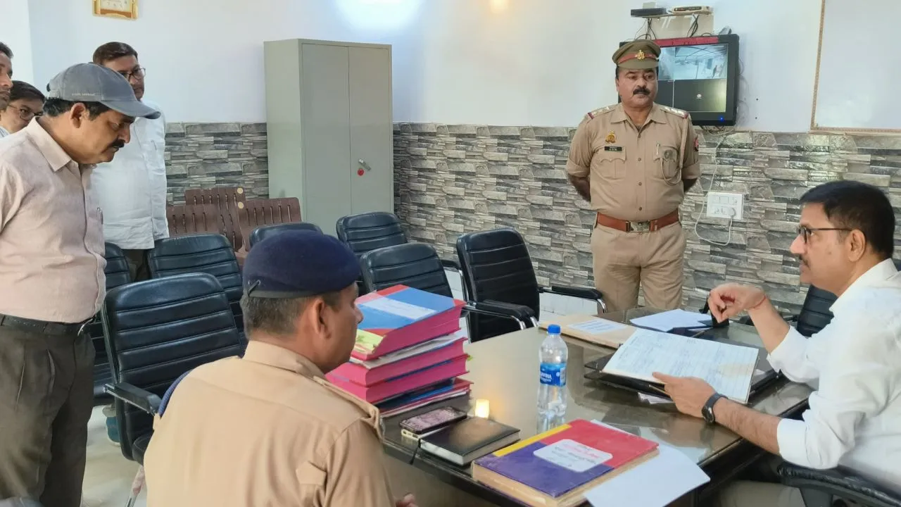 समाधान दिवस पर डीएम बोले कानपुर में