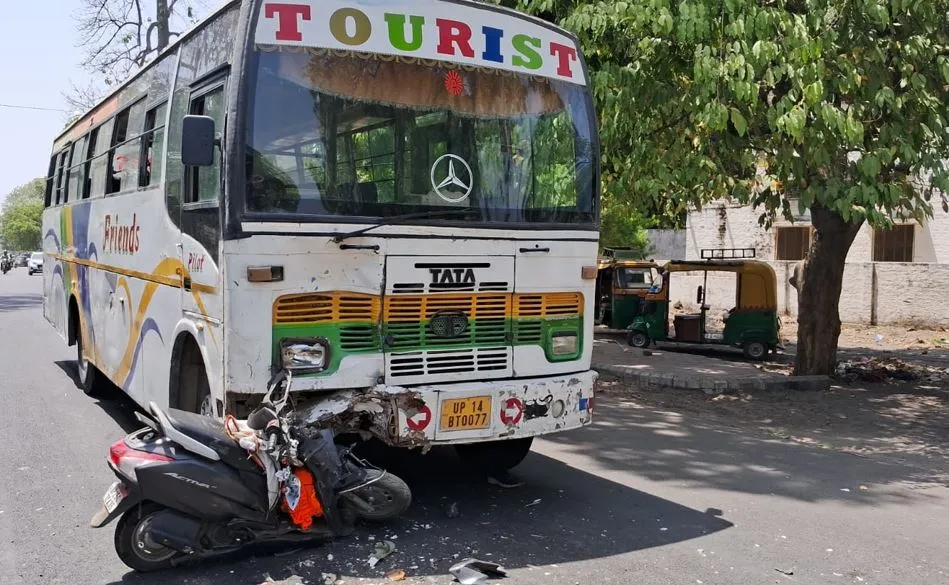 बरेली: बस की टक्कर से स्कूटी सवार की मौत, साथी घायल