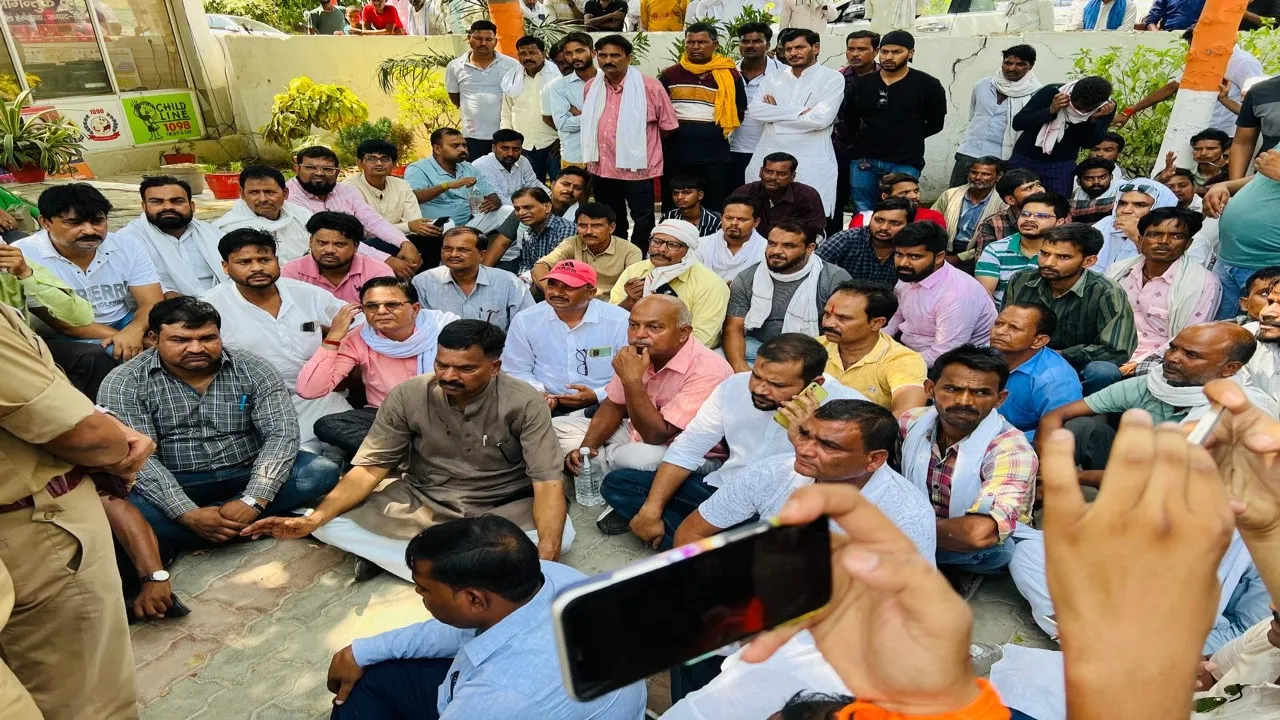 सीतापुर : थाने की कुर्सियों में भ्रष्टाचार की गंध...बताकर जमीन में बैठे कांग्रेस सांसद 