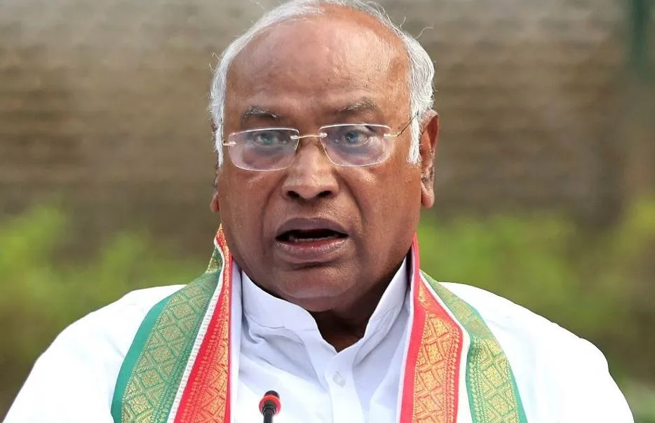 मल्लिकार्जुन खड़गे ने पीएम मोदी पर साधा निशाना, कहा- पिछले 10 साल के ‘अघोषित आपातकाल’ को भूल गए प्रधानमंत्री 