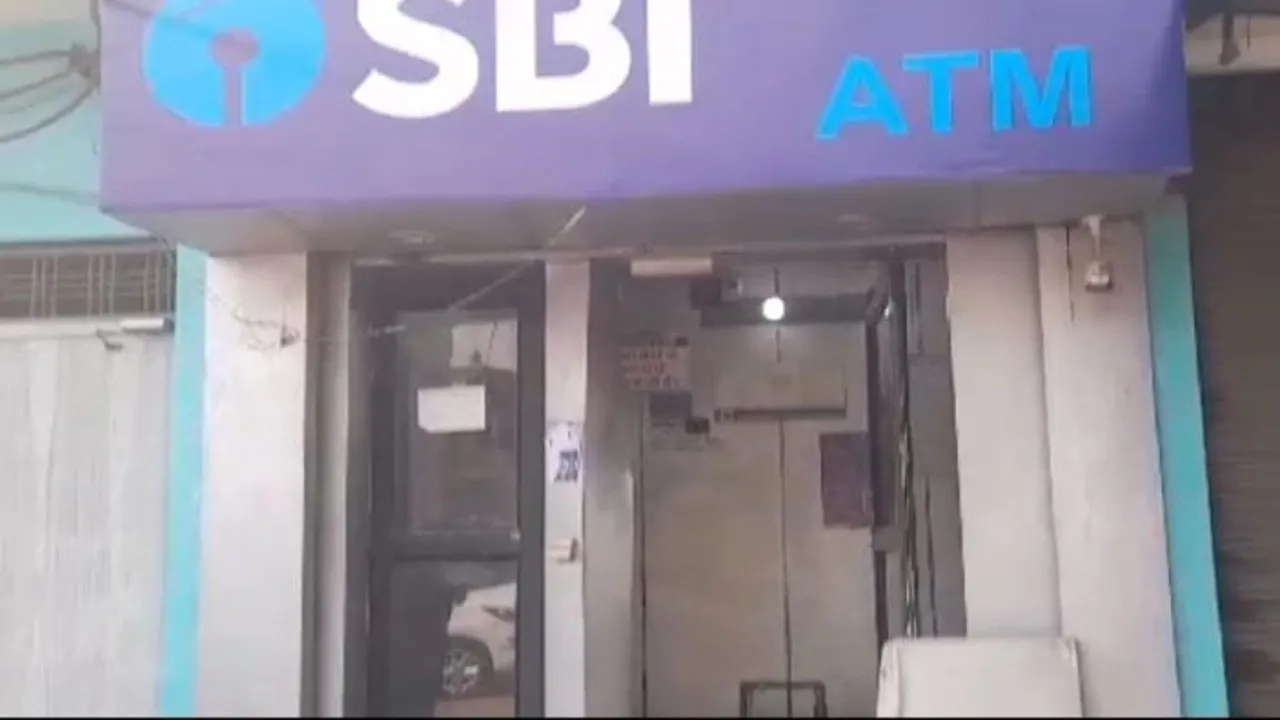 सीतापुर एक ही रात में दो जगहों पर एटीएम मशीन उखाड़ने की वारदातों (1)