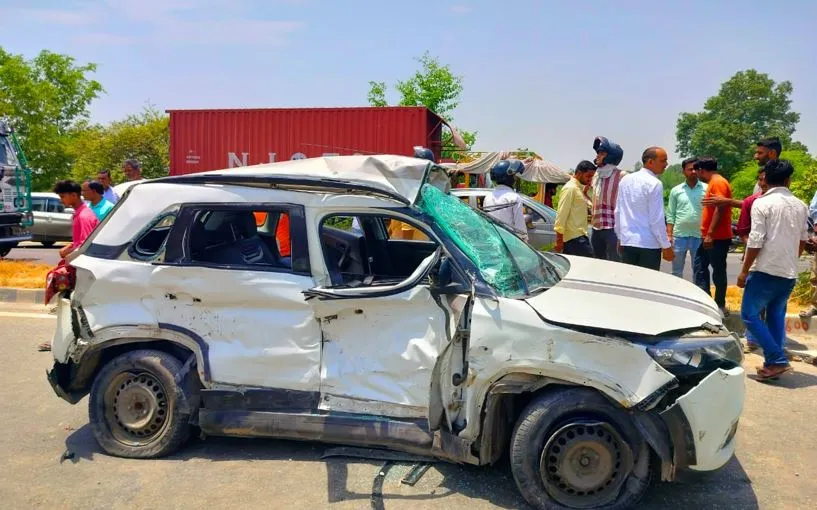 लखीमपुर खीरी में बड़ा हादसा: नेशनल हाइवे पर कार डिवाइडर तोड़ कंटेनर से टकराई... मां, उसके दो बेटों की मौत