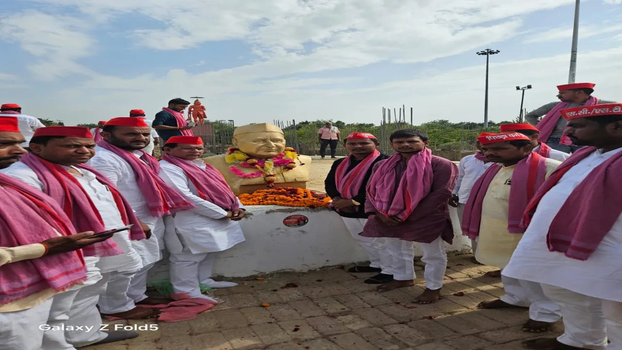 सैफई पहुंच मुलायम के अंत्येष्टि स्थल पर किया पुष्प अर्पित 